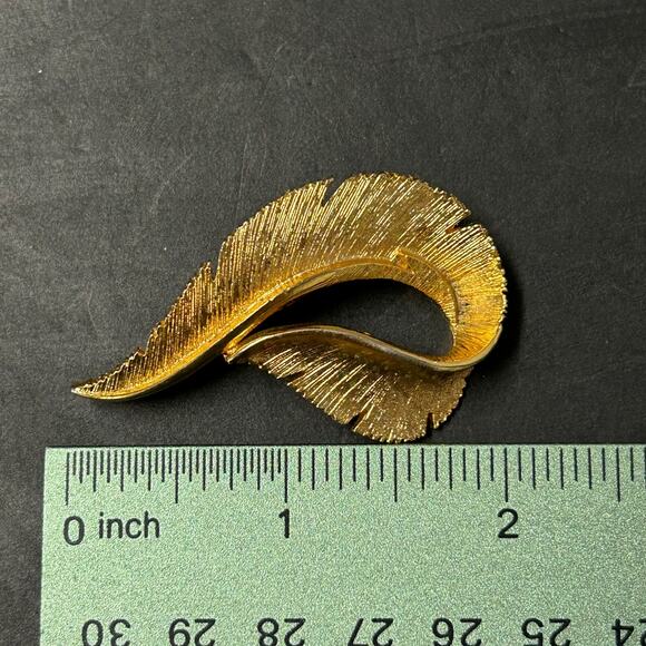 Vintage Sarah Coventry Textured Gold Tone Curled Leaf Brooch - Picture 4 of 4